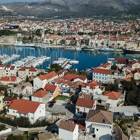 Carrera 3 * Trogir